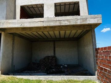 VENTA CONTRUCCIÓN EN GRIS, BARRIO EL PORVENIR. 6 AMB. MÁS LOTE VECINO