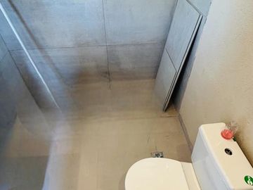 VENTA CONTRUCCIÓN EN GRIS, BARRIO EL PORVENIR. 6 AMB. MÁS LOTE VECINO