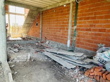 VENTA CONTRUCCIÓN EN GRIS, BARRIO EL PORVENIR. 6 AMB. MÁS LOTE VECINO