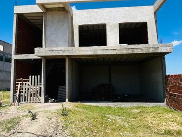 VENTA CONTRUCCIÓN EN GRIS, BARRIO EL PORVENIR. 6 AMB. MÁS LOTE VECINO