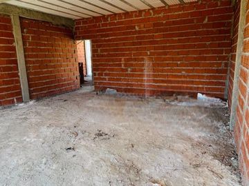 VENTA CONTRUCCIÓN EN GRIS, BARRIO EL PORVENIR. 6 AMB. MÁS LOTE VECINO