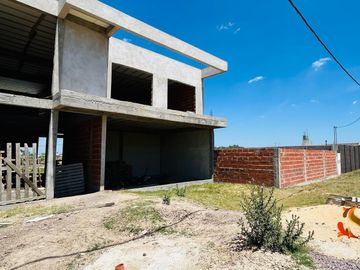 VENTA CONTRUCCIÓN EN GRIS, BARRIO EL PORVENIR. 6 AMB. MÁS LOTE VECINO