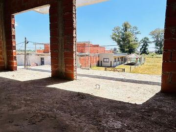 VENTA CONTRUCCIÓN EN GRIS, BARRIO EL PORVENIR. 6 AMB. MÁS LOTE VECINO