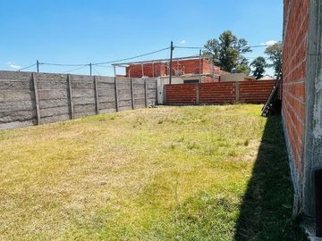 VENTA CONTRUCCIÓN EN GRIS, BARRIO EL PORVENIR. 6 AMB. MÁS LOTE VECINO