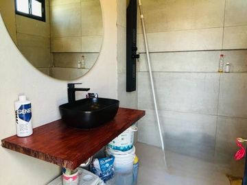 VENTA CONTRUCCIÓN EN GRIS, BARRIO EL PORVENIR. 6 AMB. MÁS LOTE VECINO