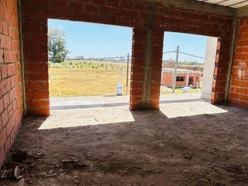VENTA CONTRUCCIÓN EN GRIS, BARRIO EL PORVENIR. 6 AMB. MÁS LOTE VECINO