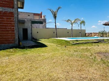 VENTA CONTRUCCIÓN EN GRIS, BARRIO EL PORVENIR. 6 AMB. MÁS LOTE VECINO