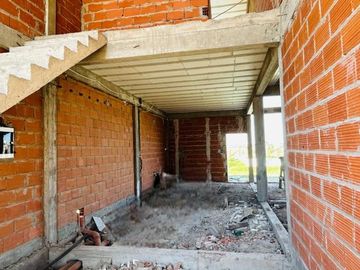 VENTA CONTRUCCIÓN EN GRIS, BARRIO EL PORVENIR. 6 AMB. MÁS LOTE VECINO
