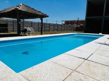 VENTA CONTRUCCIÓN EN GRIS, BARRIO EL PORVENIR. 6 AMB. MÁS LOTE VECINO