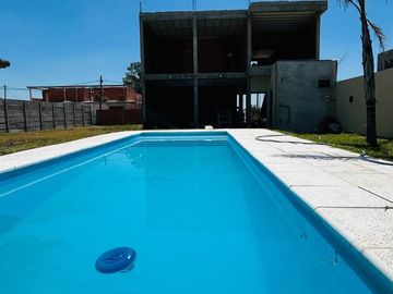 VENTA CONTRUCCIÓN EN GRIS, BARRIO EL PORVENIR. 6 AMB. MÁS LOTE VECINO