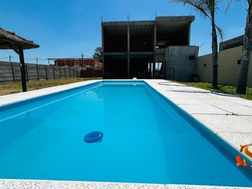 VENTA CONTRUCCIÓN EN GRIS, BARRIO EL PORVENIR. 6 AMB. MÁS LOTE VECINO