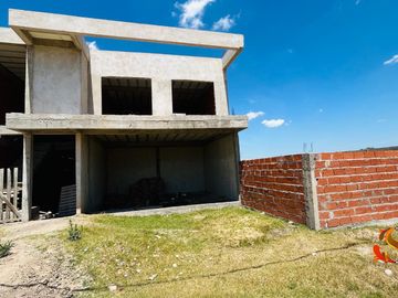 VENTA CONTRUCCIÓN EN GRIS, BARRIO EL PORVENIR. 6 AMB. MÁS LOTE VECINO