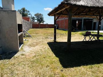 VENTA CONTRUCCIÓN EN GRIS, BARRIO EL PORVENIR. 6 AMB. MÁS LOTE VECINO