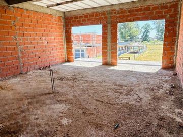 VENTA CONTRUCCIÓN EN GRIS, BARRIO EL PORVENIR. 6 AMB. MÁS LOTE VECINO