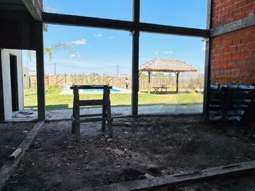 VENTA CONTRUCCIÓN EN GRIS, BARRIO EL PORVENIR. 6 AMB. MÁS LOTE VECINO
