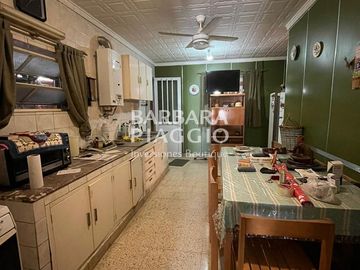 CASA 2 dormitorios en Sgto Cabral - Huergo al 1900