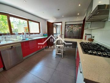 OPORTUNIDAD: CASA EN PIEDRA ROJA 5D+SERVICIOS