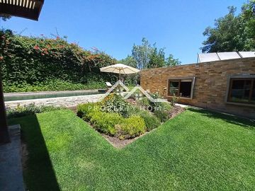 OPORTUNIDAD: CASA EN PIEDRA ROJA 5D+SERVICIOS