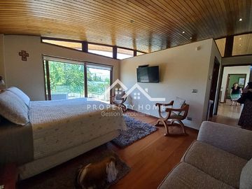 OPORTUNIDAD: CASA EN PIEDRA ROJA 5D+SERVICIOS