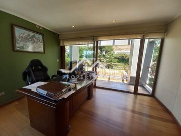 OPORTUNIDAD: CASA EN PIEDRA ROJA 5D+SERVICIOS