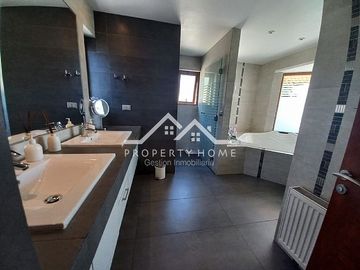 OPORTUNIDAD: CASA EN PIEDRA ROJA 5D+SERVICIOS