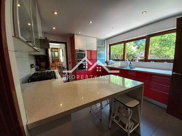 OPORTUNIDAD: CASA EN PIEDRA ROJA 5D+SERVICIOS