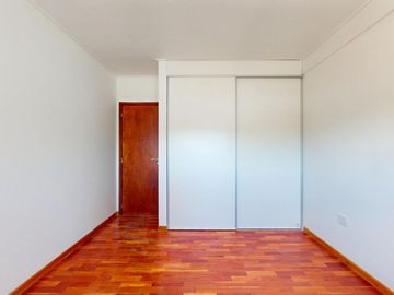 16 entre 61 y 62 La Plata  Departamento en 2º Piso al frente con  Balcón y Cochera en VENTA