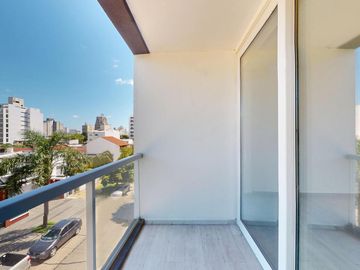 16 entre 61 y 62 La Plata  Departamento en 2º Piso al frente con  Balcón y Cochera en VENTA