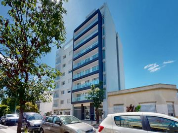 16 entre 61 y 62 La Plata  Departamento en 2º Piso al frente con  Balcón y Cochera en VENTA