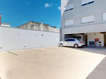 16 entre 61 y 62 La Plata  Departamento en 2º Piso al frente con  Balcón y Cochera en VENTA