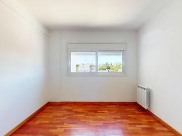 16 entre 61 y 62 La Plata  Departamento en 2º Piso al frente con  Balcón y Cochera en VENTA
