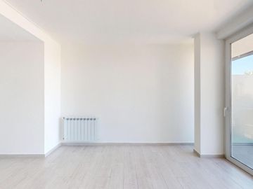 16 entre 61 y 62 La Plata  Departamento en 2º Piso al frente con  Balcón y Cochera en VENTA