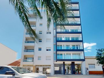 16 entre 61 y 62 La Plata  Departamento en 2º Piso al frente con  Balcón y Cochera en VENTA