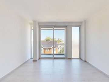 16 entre 61 y 62 La Plata  Departamento en 2º Piso al frente con  Balcón y Cochera en VENTA