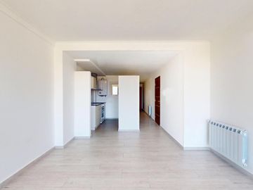 16 entre 61 y 62 La Plata  Departamento en 2º Piso al frente con  Balcón y Cochera en VENTA