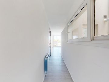 16 entre 61 y 62 La Plata  Departamento en 2º Piso al frente con  Balcón y Cochera en VENTA