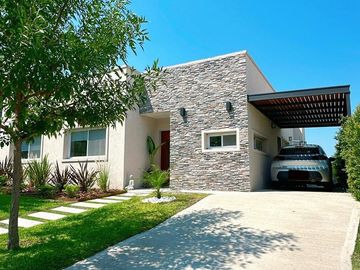 Casa en Santa Elena, Pilar del este
