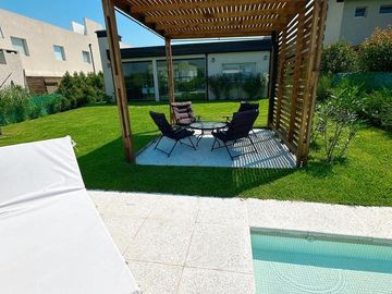 Casa en Santa Elena, Pilar del este