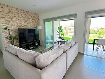 Casa en Santa Elena, Pilar del este