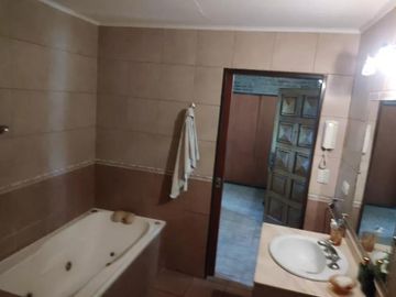 Excelente casa ubicada en Barrio El Cazador, J. Zorrilla De San Martin al 3100