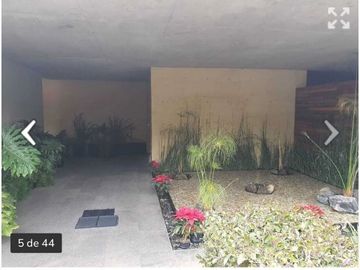 Exclusiva Residencia en Venta en Bosque Real con Vistas Al Club de Golf.