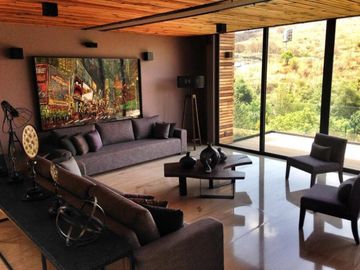 Exclusiva Residencia en Venta en Bosque Real con Vistas Al Club de Golf.