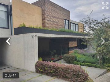 Exclusiva Residencia en Venta en Bosque Real con Vistas Al Club de Golf.