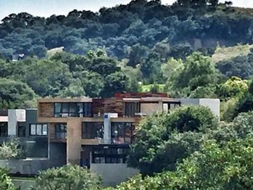 Exclusiva Residencia en Venta en Bosque Real con Vistas Al Club de Golf.