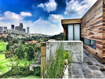 Exclusiva Residencia en Venta en Bosque Real con Vistas Al Club de Golf.