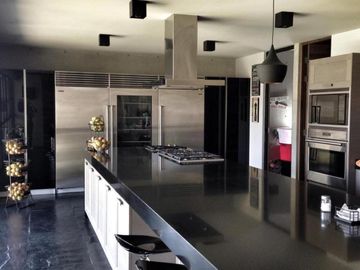 Exclusiva Residencia en Venta en Bosque Real con Vistas Al Club de Golf.