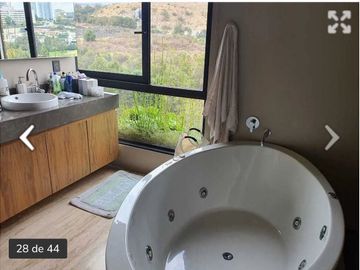 Exclusiva Residencia en Venta en Bosque Real con Vistas Al Club de Golf.