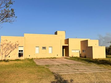 Hermosa casa de 3 dormitorios en una planta en Country La Herencia, Los Nogales