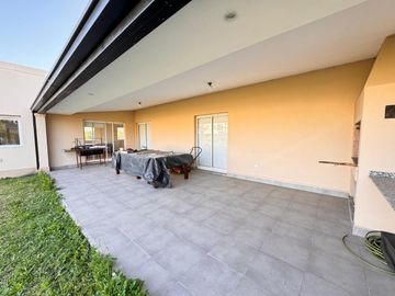 Hermosa casa de 3 dormitorios en una planta en Country La Herencia, Los Nogales