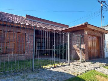 ALQUILER Casa  5 AMBIENTES   Centro de Lujan